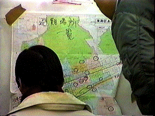 避難場所の地図に見入る市民